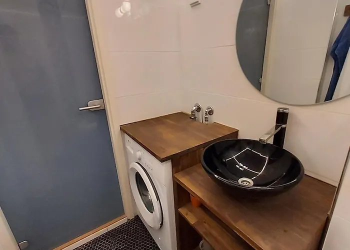 With Roof View Next To Railway Station شقة *